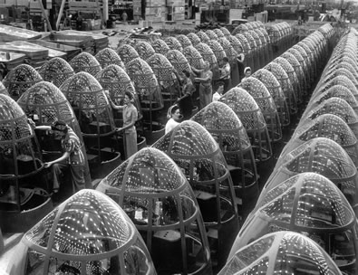 Mujeres trabajando en una fábrica de California, 1942. En http://www.taringa.net/posts/imagenes/14176766/Las-Mujeres-durante-la-Segunda-Guerra-Mundial.html "il.lustració"